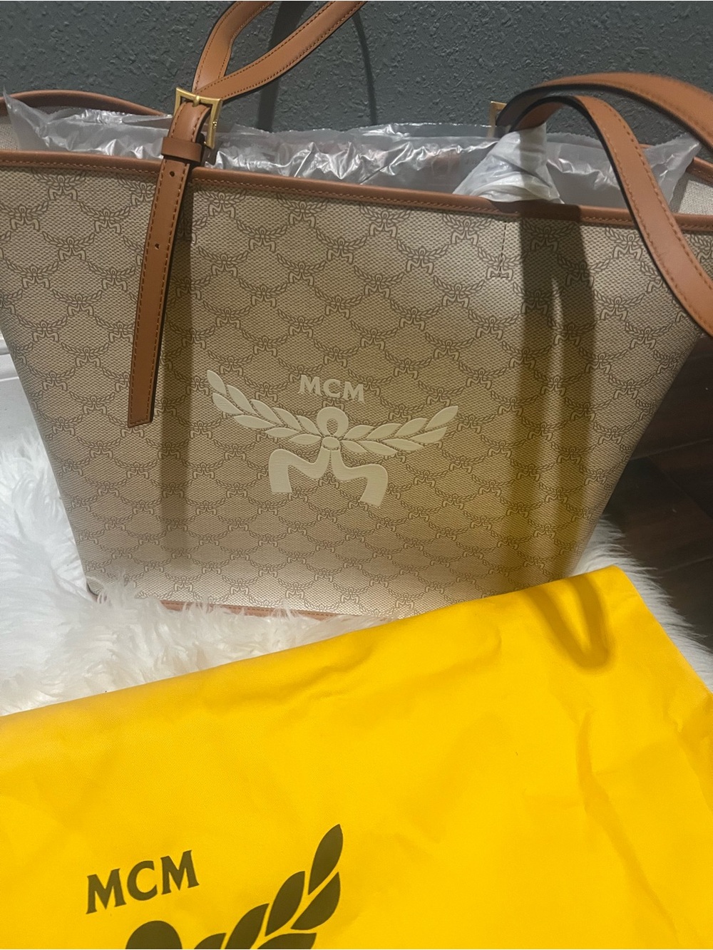 Women’s MCM tote - Picture 2 of 9